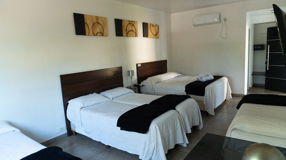 bedroom, room, interior, furniture, home, house, lamp, sofa, decor, modern, pillow, bed, comfortable, living, floor, table, luxury, apartment, hotel, design, decoration