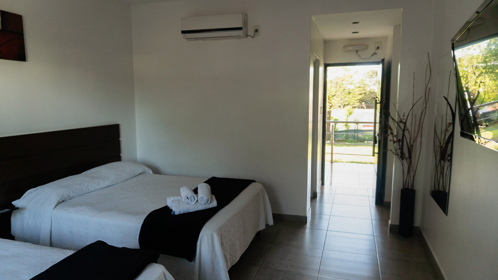 bedroom, room, interior, furniture, home, house, lamp, modern, decor, living, sofa, table, floor, comfortable, pillow, luxury, bed, apartment, design, hotel, wood, light