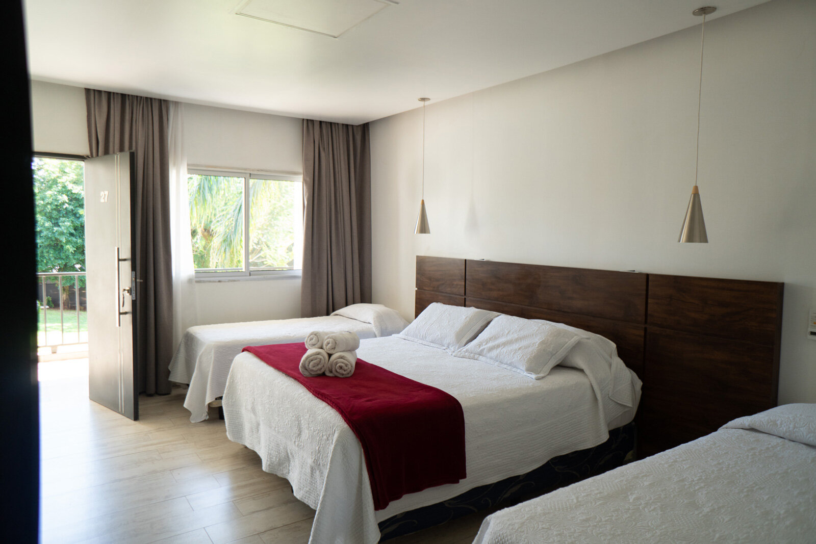 bedroom, room, interior, furniture, house, home, decor, lamp, bed, modern, sofa, pillow, luxury, comfortable, apartment, living, floor, table, hotel, design, decoration, window, wood