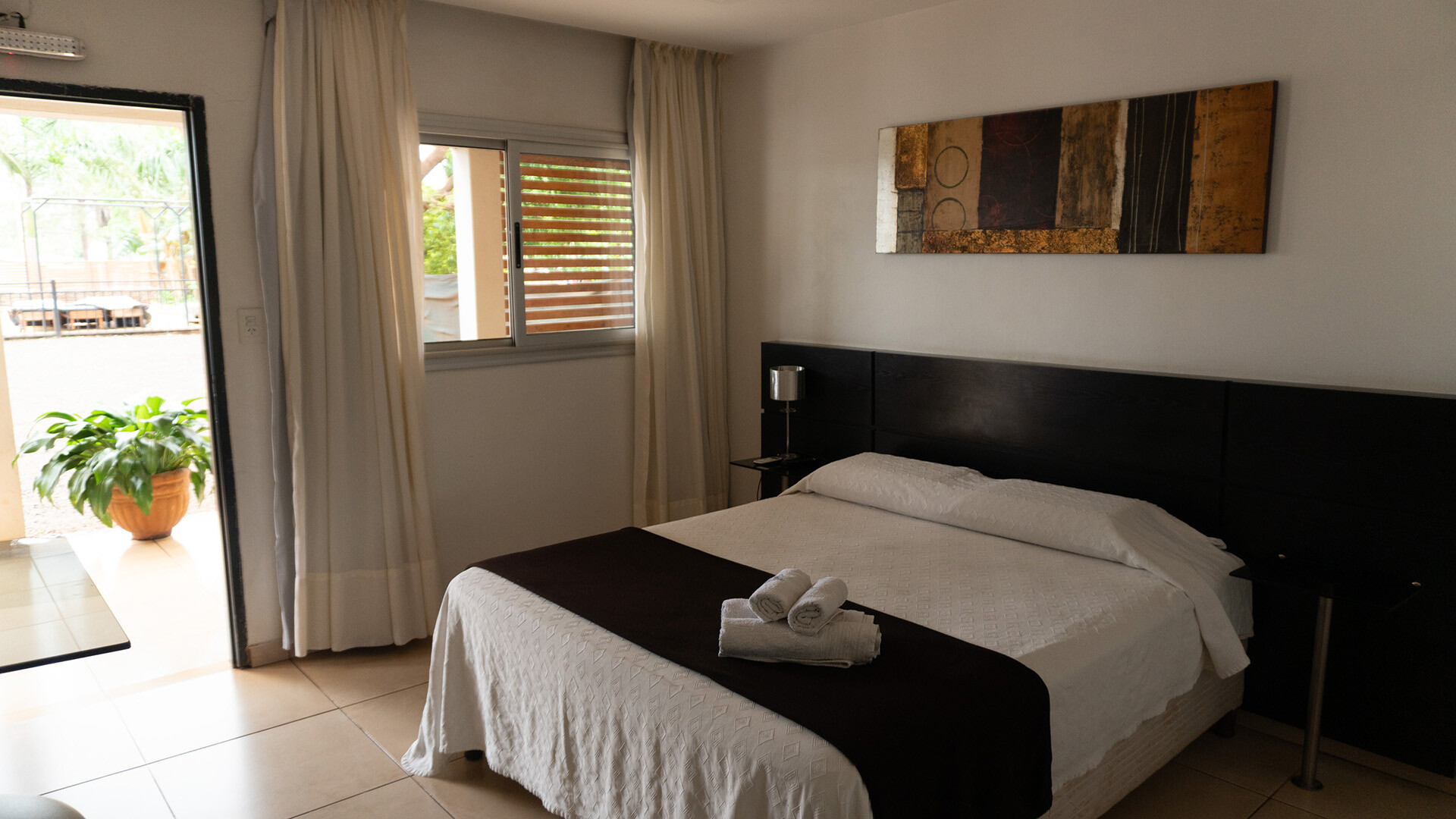 dormitorio, sala de, interior, muebles, Inicio, Casa, LÃ¡mpara, decoraciÃ³n, sofÃ¡, cÃ³modo, vida, Apartamento, moderno, piso, tabla, almohada, cama, lujo, diseÃ±o, ventana, madera, luz, arquitectura, Hotel