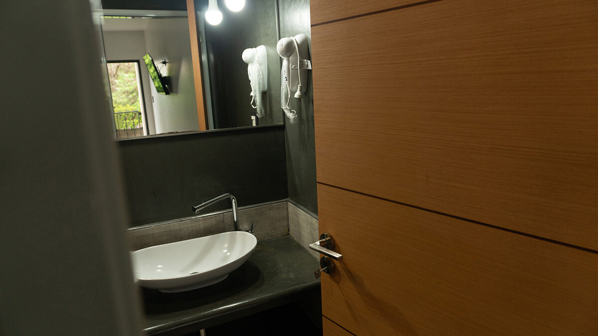 room, bathroom, washbasin, basin, interior, toilet, furniture, home, vessel, house, washstand, modern, bath, clean, sink, tile, apartment, inside, floor, container, decor, design, wash, luxury